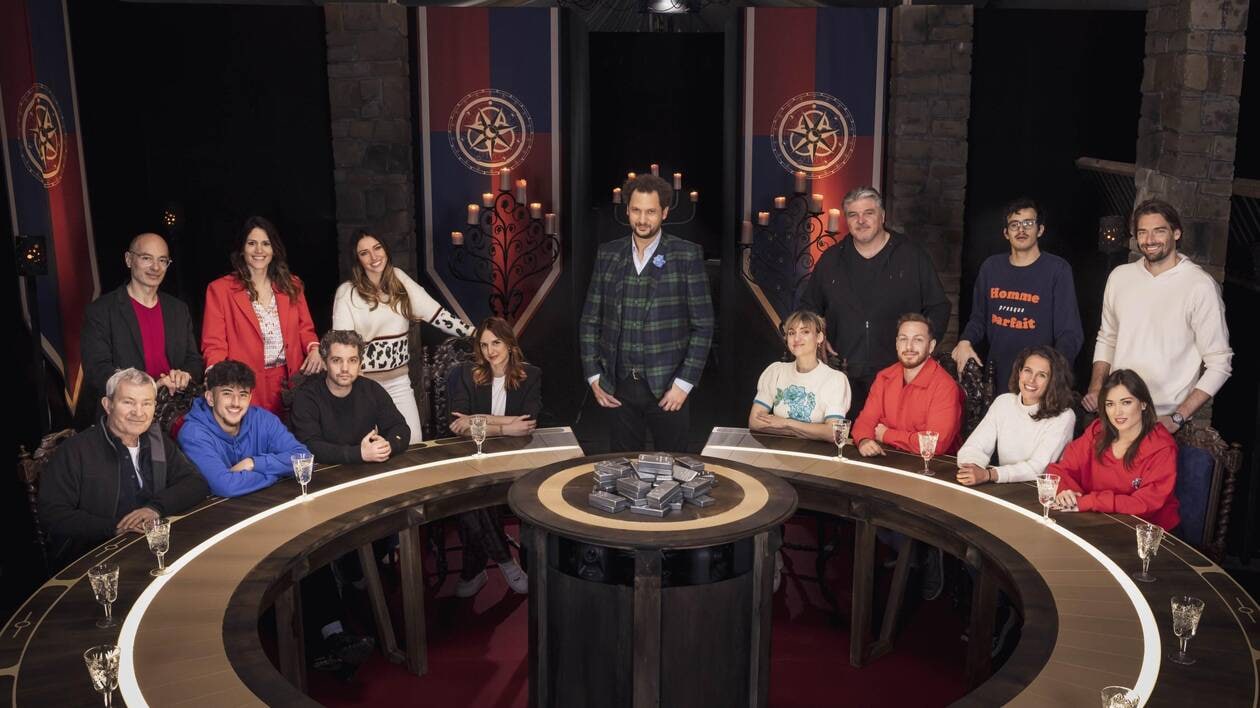 Les Traîtres Saison 1 : suspense, stratégie et trahison dans un manoir