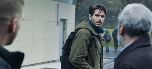 A teacher stands outside, seemingly in a conversation in "Pas de vague".