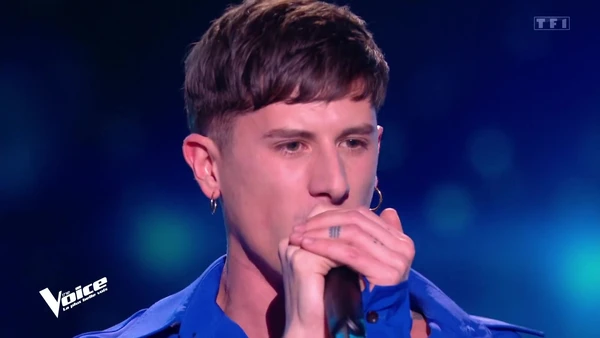 A male contestant sings passionately on stage in "The Voice: La Plus Belle Voix".